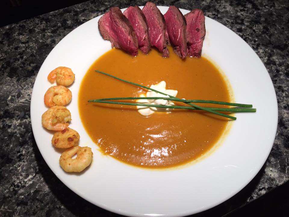 Kürbissuppe mit Reh-Entrecôte und Crevetten