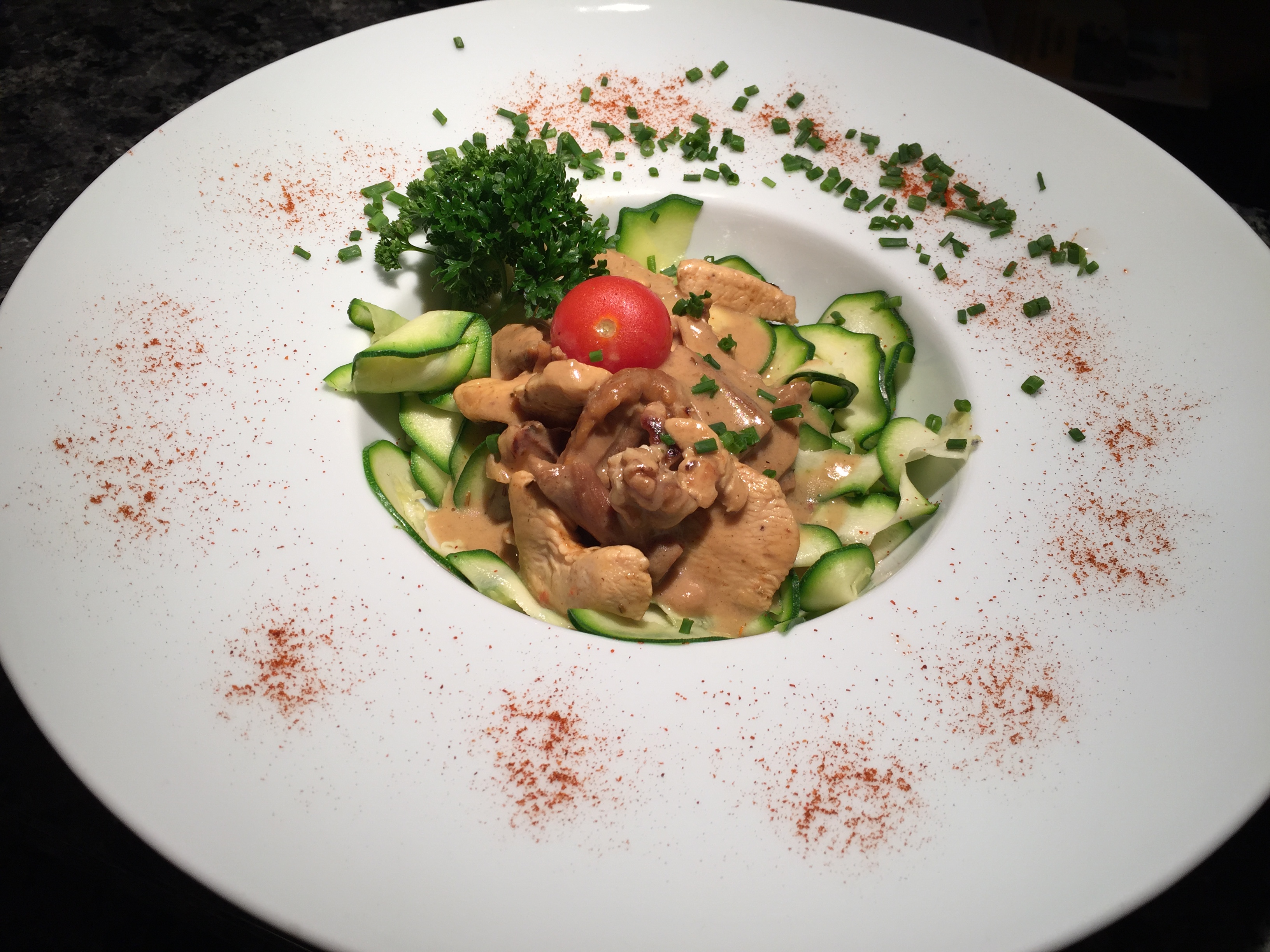 Zoodles mit Steinpilzsauce und Poulet